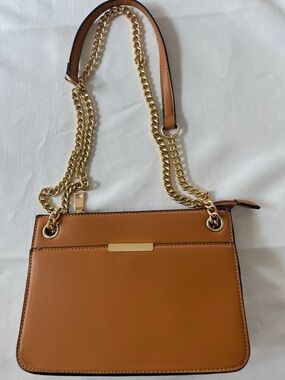 Sleek Tan Leather Crossbody Bag with Gold Chain